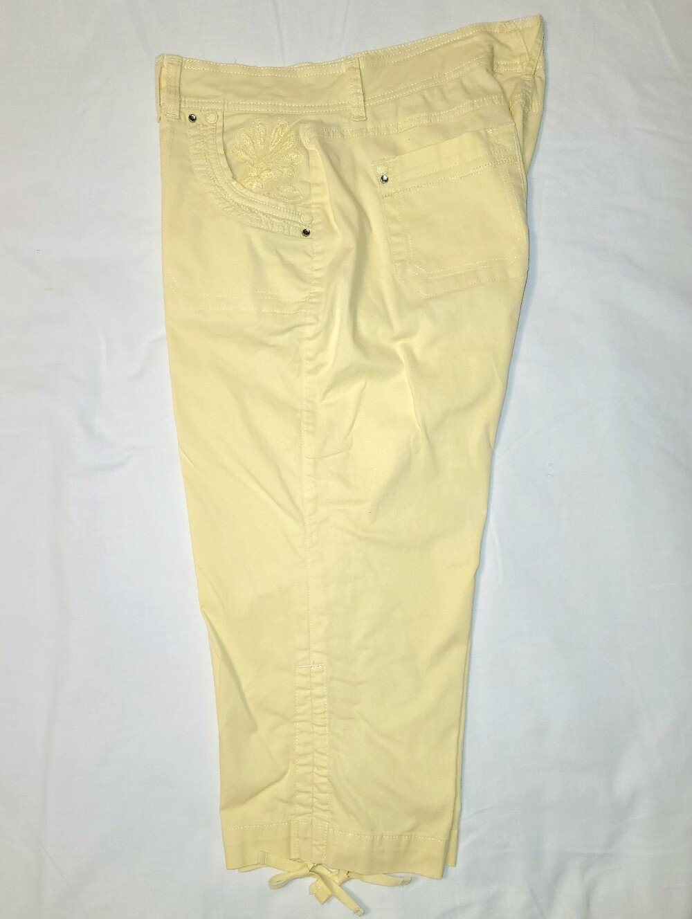 Gloria Vanderbilt Pale Yellow Embroidered Capris